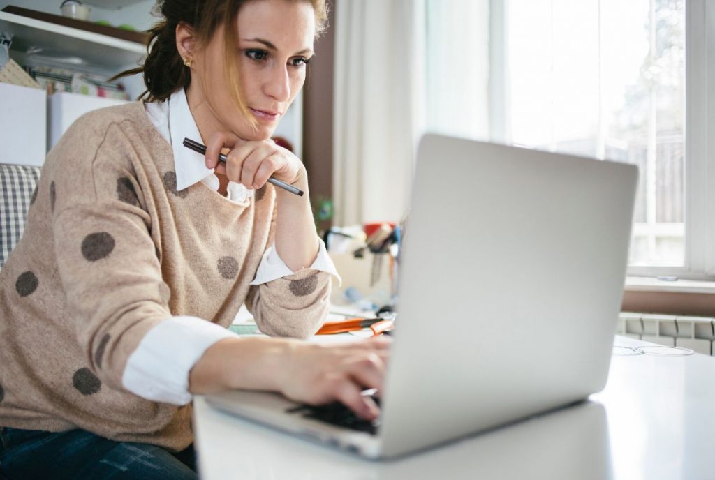 Beraterin bei der konzentrierten Arbeit am Laptop